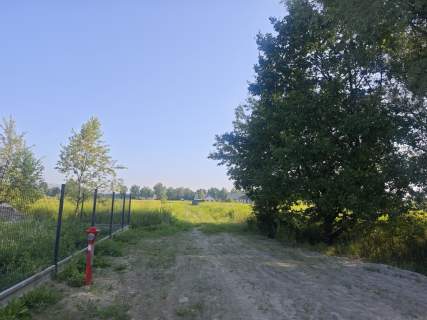 Działka w spokojnej okolicy blisko lasu.