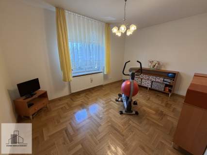 Nowoczesny dom parterowy - gotowy do zamieszkania zadbany ogród