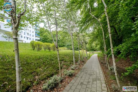 Apartament z widokiem na las, komórka i hala gar.