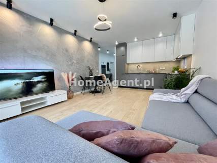 NOWY PIĘKNIE URZĄDZONY APARTAMENT Z OGRÓDKIEM 