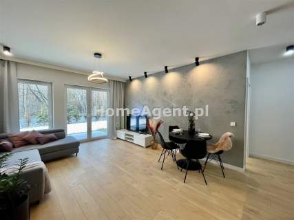 NOWY PIĘKNIE URZĄDZONY APARTAMENT Z OGRÓDKIEM 