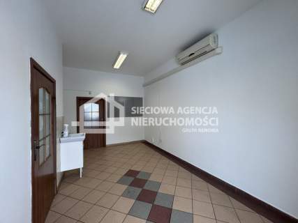 Lokal w centrum Rumi z witryną na parterze