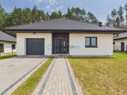 Nowy dom parterowy z garażem i widokiem na las