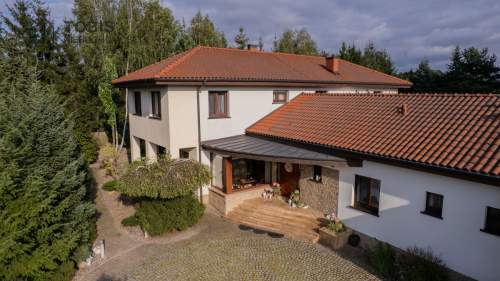 Imponująca rezydencja ze stawem Chyby
