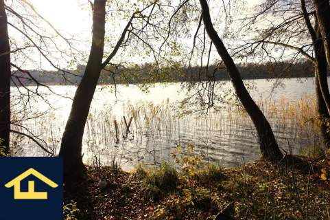 Działka z linią brzegową jeziora