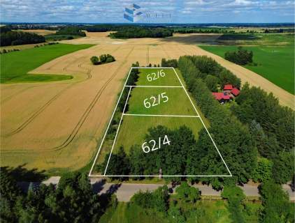 Uzbrojone działki przy plaży z pomostem.