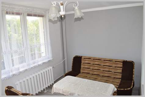 Trzecie piętro w niskim bloku, duży balkon.