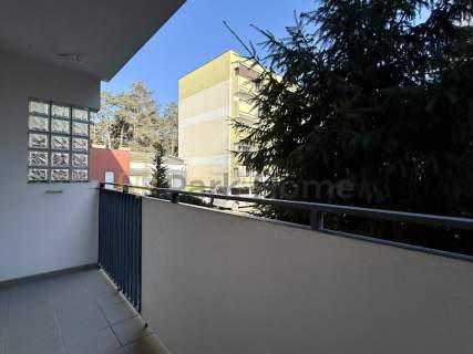 Parter, duży balkon, do wejścia Ul. Rejtana