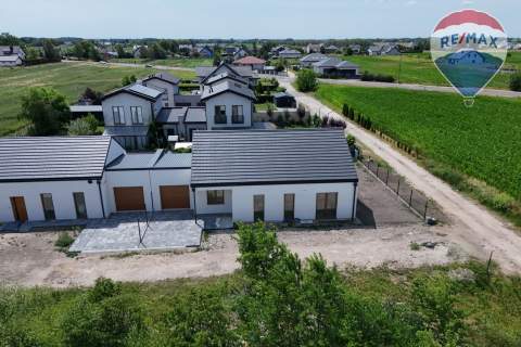 Dom 102 m parteru 43 m poddasza PKP 1 km gm. Błonie