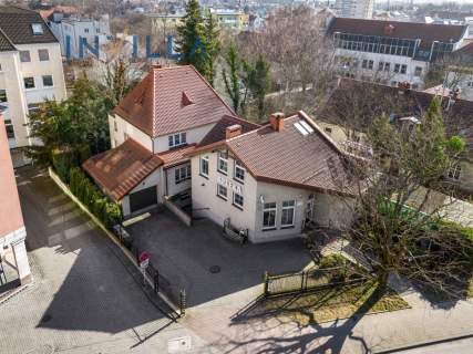 dwa wejścia dwa poziomy własny parking