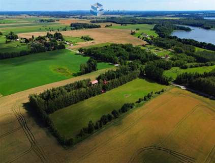 Uzbrojone działki przy plaży z pomostem.