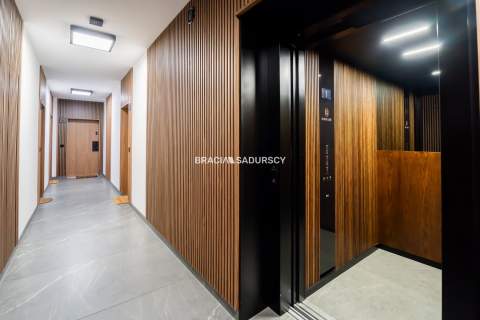 Nowoczesny jasny apartament w otoczeniu zieleni
