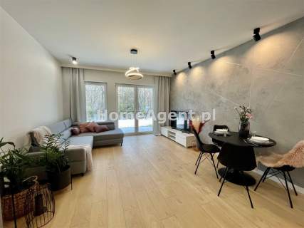NOWY PIĘKNIE URZĄDZONY APARTAMENT Z OGRÓDKIEM 
