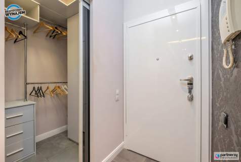Apartament z widokiem na las, komórka i hala gar.