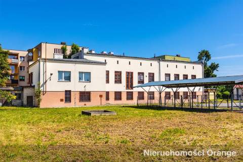Duży budynek biurowy w centrum miejscowości