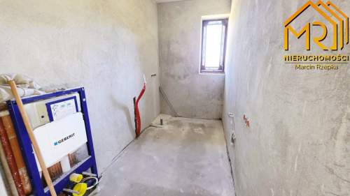 Dom jednorodzinny w stanie do wykończenia z dużą d