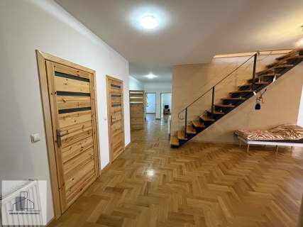 Nowoczesny dom parterowy - gotowy do zamieszkania zadbany ogród