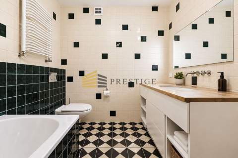  Elegant 3-Bedroom Apartment near Mokotów Park 