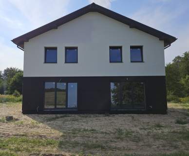 Połowa bliźniaka w pobliżu lasu i rzeki
