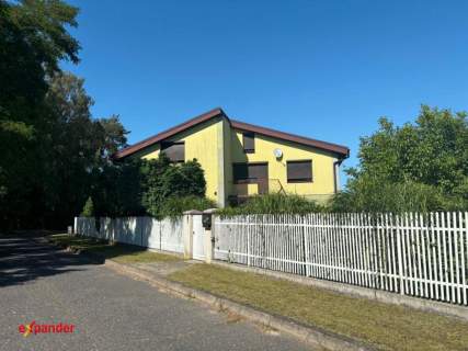 Dom wolnostojący 198m2 w spokojnej okolicy z zadbaną działką