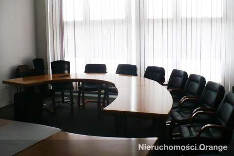 Duży budynek w centrum miasta, w pobliżu Rynku