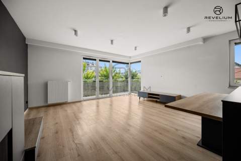 Duży balkon Przestrzeń Kom. lok. Msc. w hali