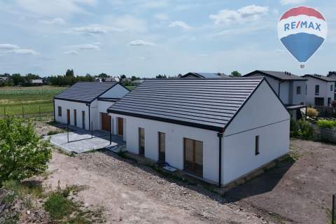 Dom 102 m parteru 43 m poddasza PKP 1 km gm. Błonie