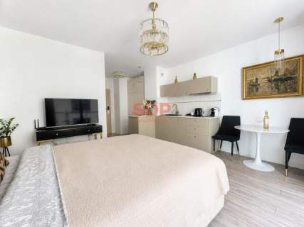 Małe mieszkanie w apartamentowcu przy Rynku przy rzece