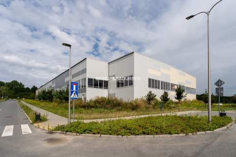 Hala produkcyjna z suwnicami