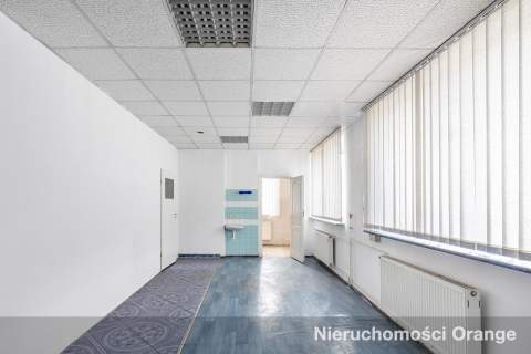 Duży budynek biurowy w centrum miejscowości