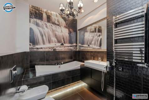 Apartament z widokiem na las, komórka i hala gar.