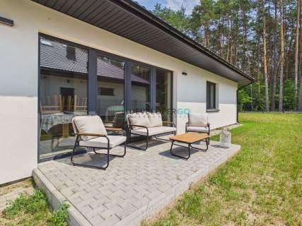 Nowy dom parterowy z garażem i widokiem na las