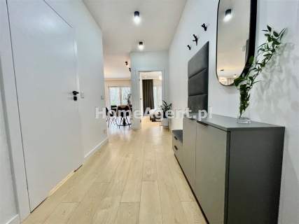 NOWY PIĘKNIE URZĄDZONY APARTAMENT Z OGRÓDKIEM 
