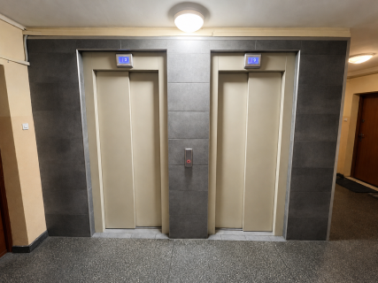 2 duże pokoje duży balkon winda gotowe do zamieszkania