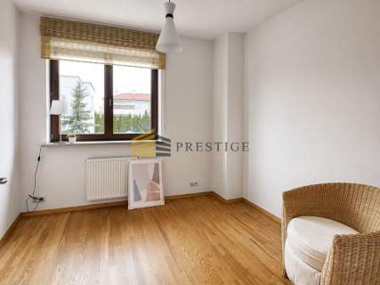 Dwupoziomowy apartament z ogródkiem Wilanów Garaż