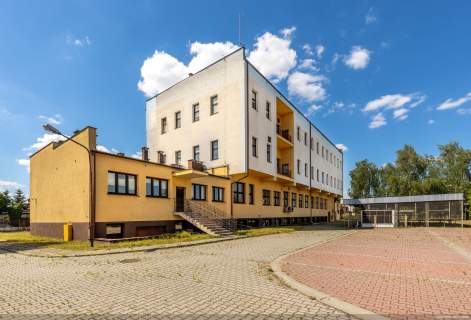 Duży budynek biurowy z parkingiem w Radomiu