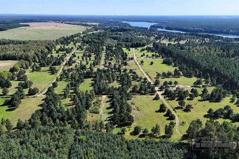 Budowlane nad jeziorem. Prąd, wodociąg, plaża.