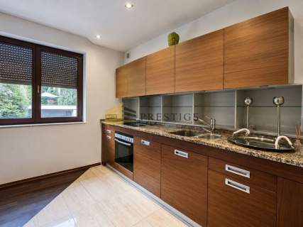 Dwupoziomowy apartament z ogródkiem Wilanów Garaż