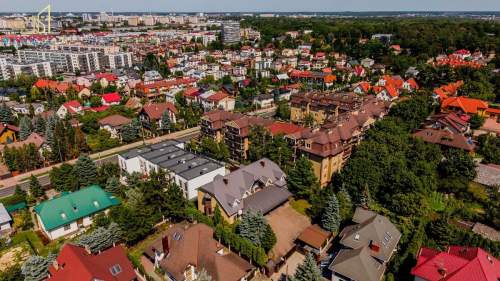 Dwa budynki bliźniacze na jednej działce