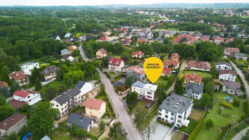 Czteropoziomowy dom z klatką schodową.