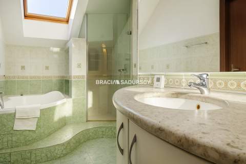 Dom na Woli Justowskiej, garaż na 2 samochody.