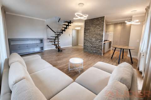 Dwupoziomowe, wyremontowane 53 m 2 balkony
