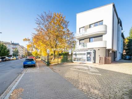 Lokal mieszkalno-usługowy w centrum.