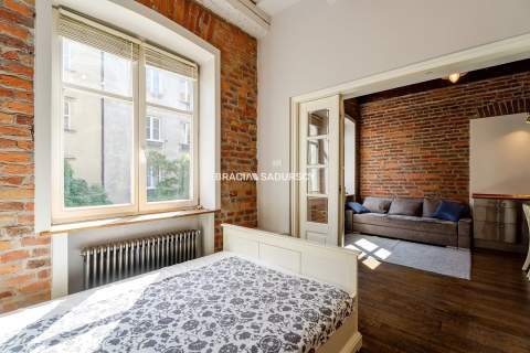 Dwupokojowy apartament z historycznym charakterem