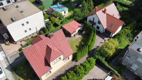 Wygodny dom otoczony zielenią 