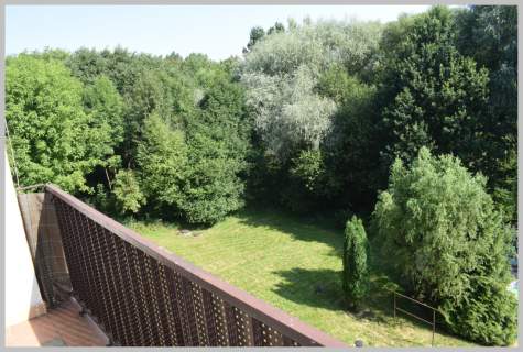 Trzecie piętro w niskim bloku, duży balkon.