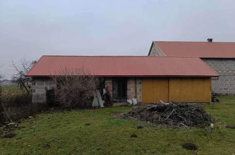 Gospodarstwo 9,06 ha 90 600 m z budynkami oraz maszynami