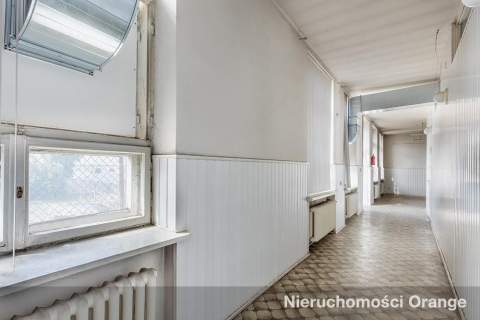 Duży budynek biurowy w centrum miejscowości