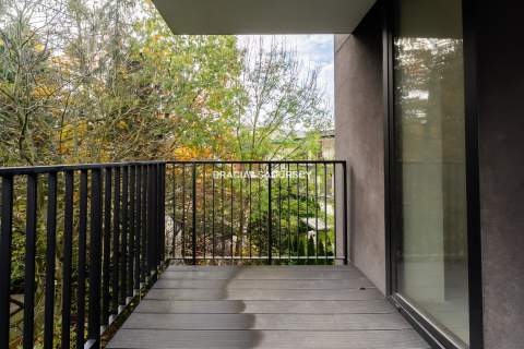 Nowoczesny jasny apartament w otoczeniu zieleni