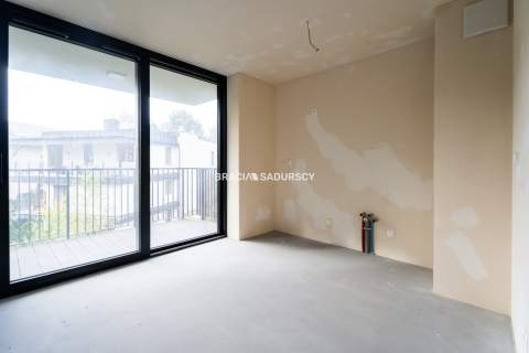 Nowoczesny jasny apartament w otoczeniu zieleni